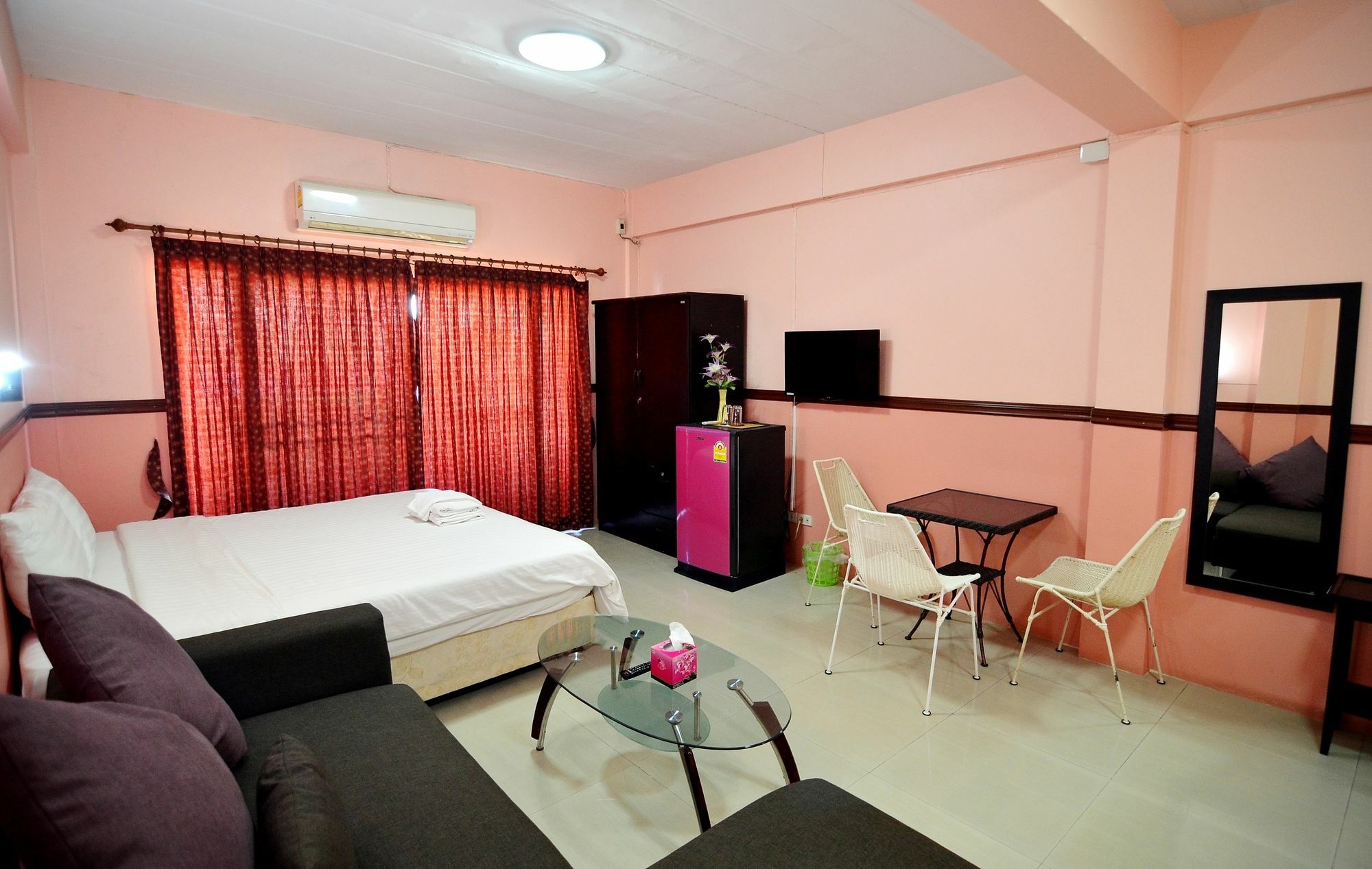 The Famous House - Jomtien Hotel Exterior photo